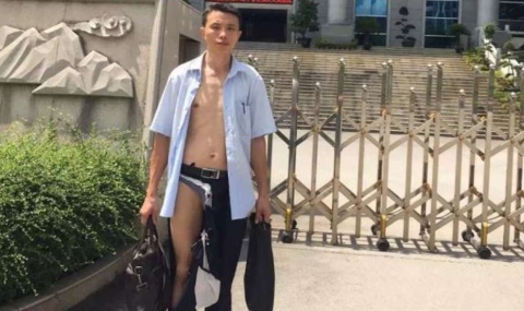 Китайският адвокат, чиито дрехи бяха разкъсани в съда - 1