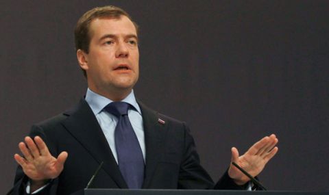 Медведев: Глупавите санкции обединяват руския народ - 1