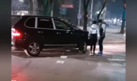 Мутреса удря шамари на друг шофьор в Русе, псува каруцарски (ВИДЕО) - 1