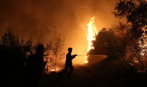 Горски пожар прогони хиляди хора от домовете им в Испания - 1