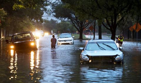 Половин милион коли за скрап след потопа в Тексас - 1