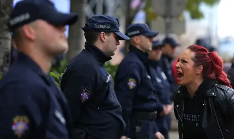 Автомобил се вряза в протестиращи студенти в Белград - 1