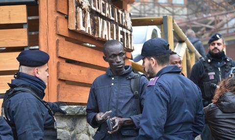 Франция евакуира стотици мигранти от лагер - 1
