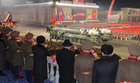 КНДР показа бойния си арсенал на нощен парад - 1