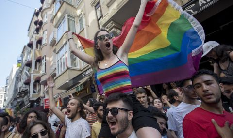В Истанбул се „опитаха“ да проведат гей парад, стотици са арестувани - 1