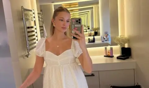 Секси блондинка възроди кариерата на Алексис Санчес - 1