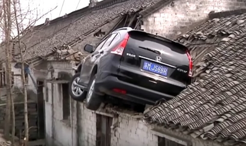 Автомобил "кацна" на покрив в Китай - 1