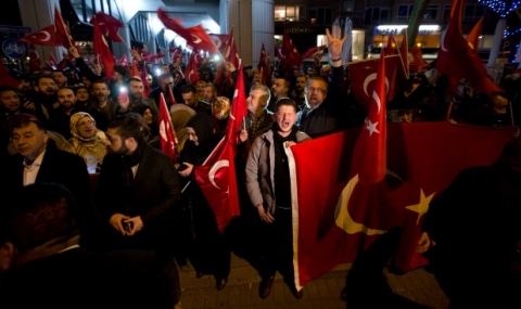 Напрежението между Холандия и Турция расте с пълна сила (Видео) - 1