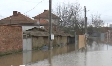 Обстановката в Ямбол и Елхово остава критична - 1