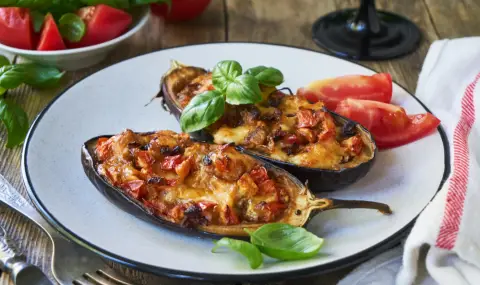 Рецепта на деня: Пълнени патладжани с пилешко филе и сирена - 1