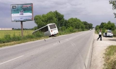 Автобус с пътници влезе в канавка до Пловдив - 1