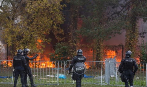 Мигранти изгориха палатков бежански лагер в Словения - 1