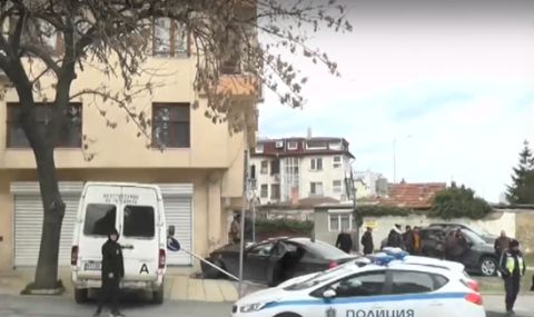 Кола се разби в сграда при тежка катастофа във Варна - 1