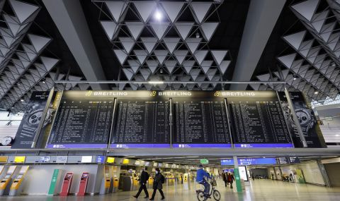 Над 150 българи са блокирани на летището във Франкфурт - 1