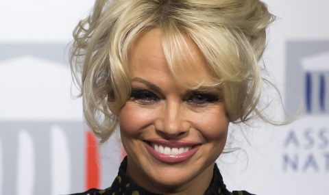 Памела Андерсън загърби бурния живот и се отдаде на градинарство и правене на туршия - 1