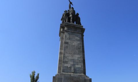 Опаковат Паметника на съветската армия със знамената на България и Украйна  - 1
