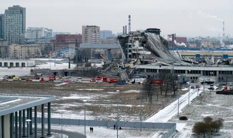 Падна покривът на спортен комплекс в Русия - 1