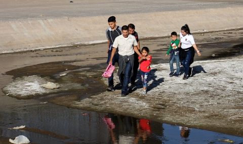 През Рио Гранде! САЩ отбелязват рекорден наплив от мигранти на границата с Мексико - 1
