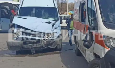В Пловдив: Лекар е пострадал при катастрофа между линейка и микробус на кръстовище  - 1