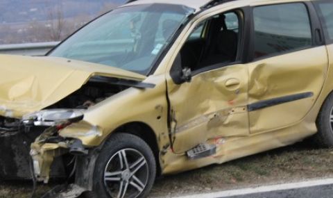Катастрофа стана на "Самоковско шосе" между две коли и тежкотоварен автомобил - 1