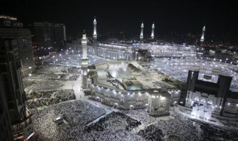 100 000 охраняват хаджа в Мека - 1
