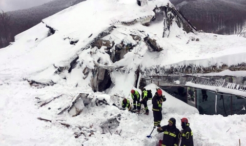 29 загинали и 11 оцелели сред руините на италианския хотел - 1