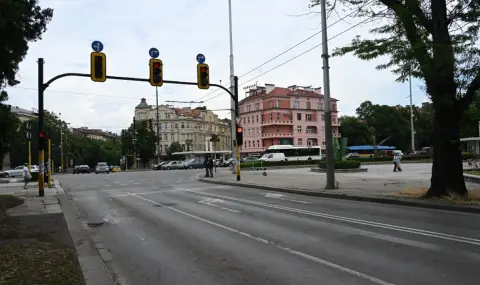 Слагат разделителен остров на кръстовището на Орлов мост