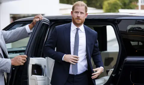 Принц Хари посети гроба на баба си кралица Елизабет II на годишнината от смъртта ѝ - 1