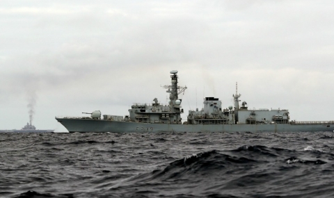 Британски разрушител ескортира руска бойна флотилия - 1