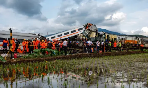 Катастрофа в Индонезия с пътнически влакове - 1