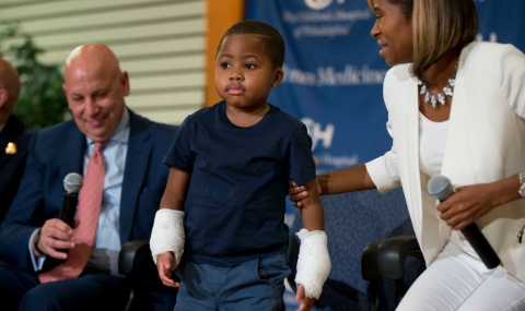 Американски хирурзи присадиха ръце на 8-годишно момче - 1