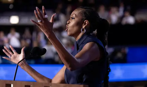 Michelle Obama: Women's rights could be threatened if Trump wins  - 1