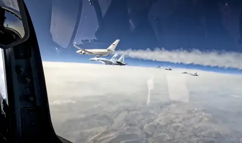 Страх тресе Путин, самолетът му е следван от четири изтребителя Су-35 - 1