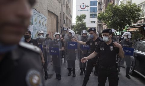 Чистка! Близо 333 хиляди души, заподозрени в членство във ФЕТО, са били задържани след опита за преврат в Турция  - 1