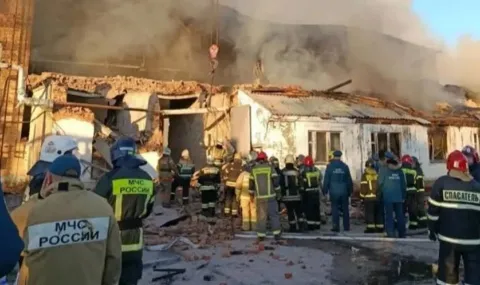 Major fire in Ivanovo kills firefighter - 1