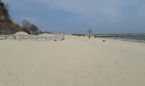 Отново забраниха къпането на Офицерския плаж във Варна - 1