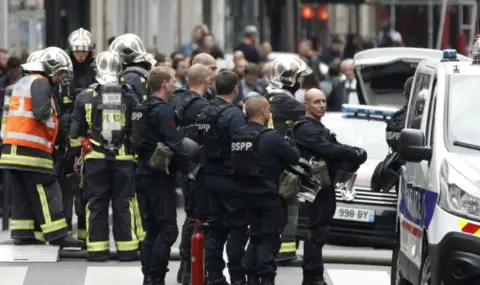 Drama in Paris: A man threw his two children from the 5th floor of a building before committing suicide  - 1