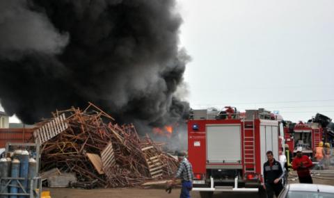 Голям пожар в склад за вторични суровини в Хасково (СНИМКИ) - 1