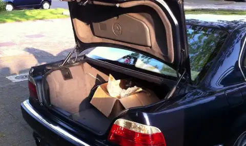 BMW's engineering arrogance or the trunk that moves in two dimensions  - 1