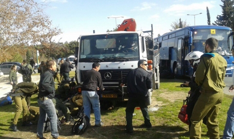 Камион се вряза в група военни в Ерусалим (ВИДЕО) - 1