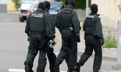 Мъж с нож нападна полицейски участък в Германия - 1