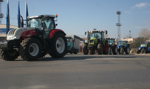 500 трактори и комбайни в София - 1