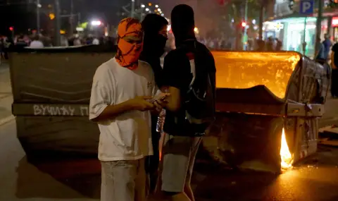 Ескалация на протестите в Сърбия: нападение срещу офис на управляващата партия - 1