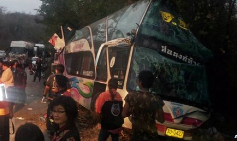 15 души загинаха при автобусна катастрофа в Тайланд - 1
