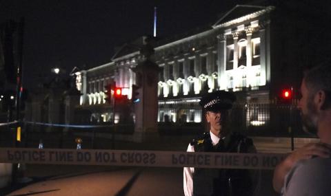 Атакуваха полицаи в сърцето на Лондон (СНИМКИ) - 1