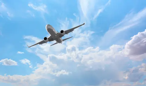 Пътнически самолет избегна сблъсък с военен бомбардировач по време на кацане в САЩ - 1