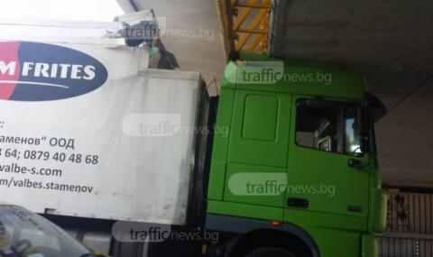 Камион се заклещи под мост в Пловдив (СНИМКИ) - 1