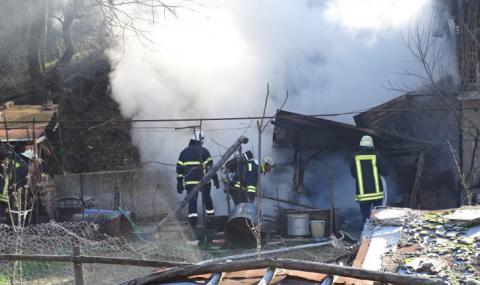 Пожар в къща едва не остави цяло село без ток - 1