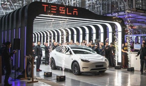 Служители на Tesla се оплакват от условията на труд в Германия - 1