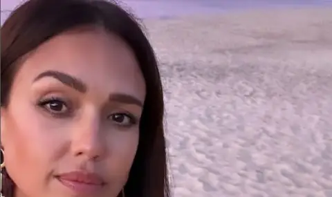 Джесика Алба пусна СНИМКА по бански и кимоно от австралийски плаж - 1